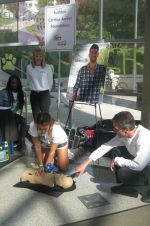 Pitt student learning how to save a life