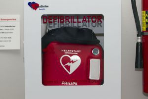 Wall-mounted AED